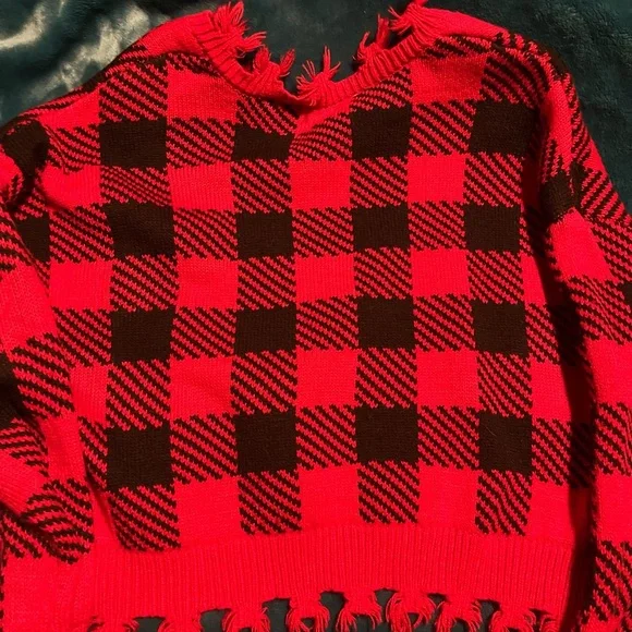 Stylish Red and Black Checkered V-Neck Sweater - Picture 2 of 2
